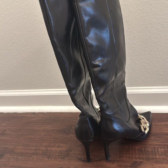 ZARA Elegant Black Knee-High Boots with Chain Detail - Picture 14 of 16